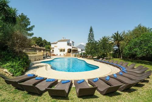 Javea Villa Sleeps 12 With Pool And Wifi