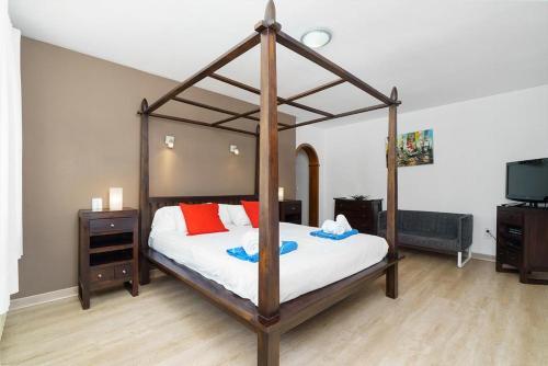 Javea Villa Sleeps 12 With Pool And Wifi