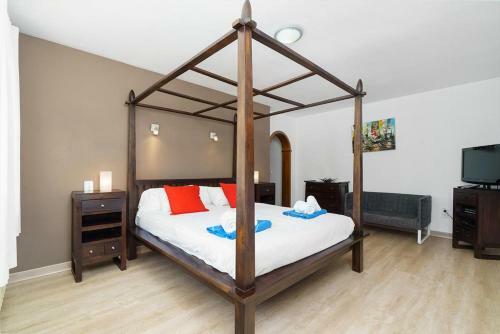 Javea Villa Sleeps 16 With Pool And Wifi
