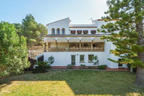 Javea Villa Sleeps 16 With Pool And Wifi
