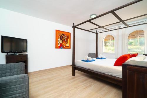 Javea Villa Sleeps 16 With Pool And Wifi