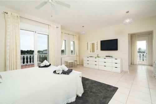 Javea Villa Sleeps 6 With Pool Air Con And Free Wifi