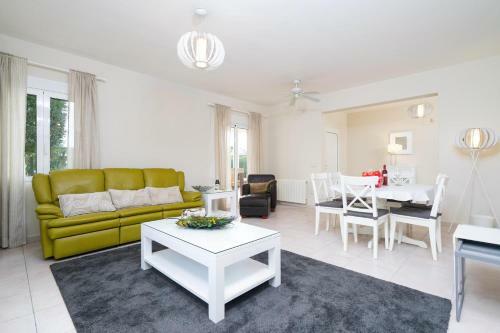 Javea Villa Sleeps 6 With Pool Air Con And Free Wifi