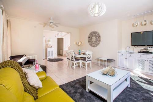 Javea Villa Sleeps 6 With Pool Air Con And Free Wifi