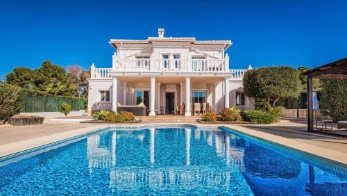 Javea Villa Sleeps 6 With Pool Air Con And Free Wifi