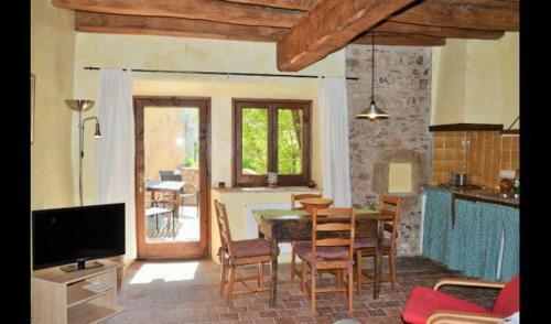 La Bisbal Villa Sleeps 2 With Pool