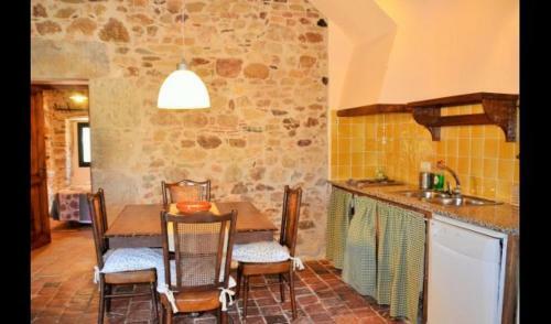 La Bisbal Villa Sleeps 4 With Pool