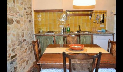 La Bisbal Villa Sleeps 4 With Pool