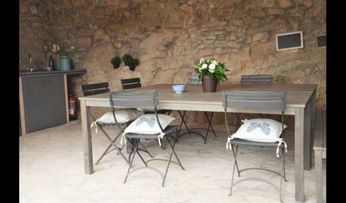 La Llacuna Villa Sleeps 3 With Pool