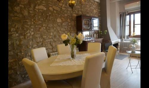 La Llacuna Villa Sleeps 3 With Pool