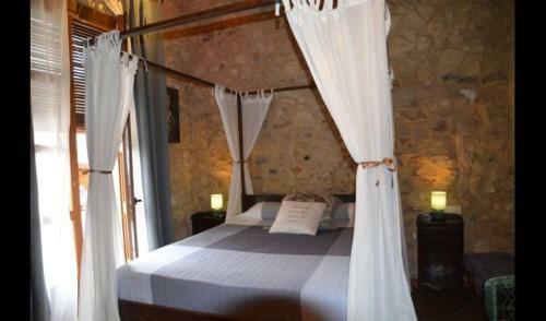 La Llacuna Villa Sleeps 3 With Pool