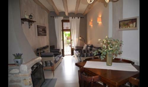 La Llacuna Villa Sleeps 6 With Pool