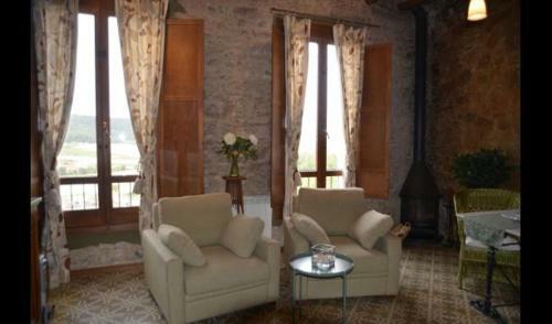Villa In La Llacuna Sleeps 2 With Pool