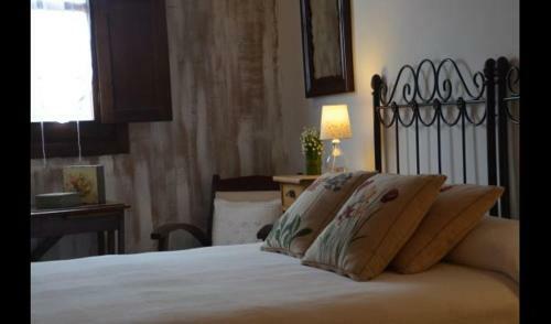 La Llacuna Villa Sleeps 32 With Pool