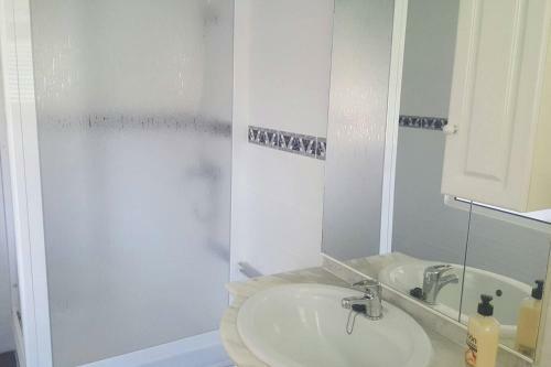 Lovely 1-bed Apartment With Pool And Bbq Area