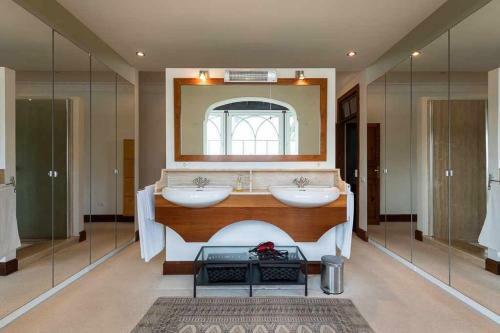 Amplia Villa de Lujo Con Piscina Climatizada