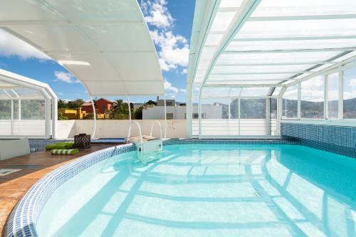Amplia Villa de Lujo Con Piscina Climatizada