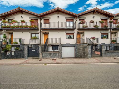 Inviting Holiday Home In Leitza With Jacuzzi