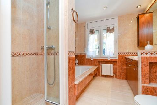 Lloret De Mar Villa Sleeps 15 Pool