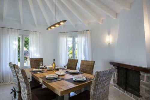Lleus Villa Sleeps 6 Pool Air Con Wifi