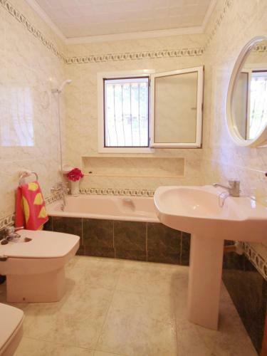Lleus Villa Sleeps 8 With Pool And Wifi