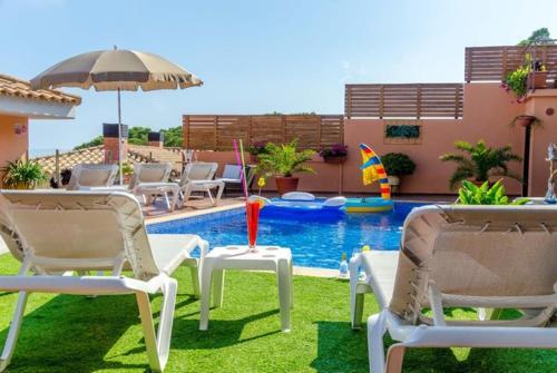 Lloret de Mar Villa Sleeps 10 Pool Wifi