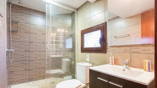 Villa In Lloret de Mar Sleeps 10 With Pool