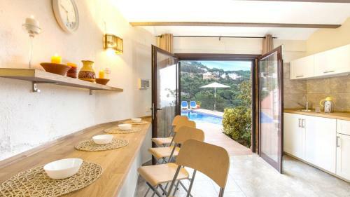 Villa In Lloret de Mar Sleeps 10 With Pool
