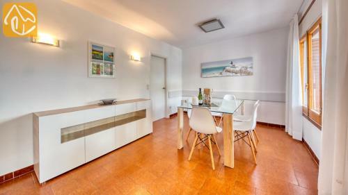Lloret de Mar Villa Sleeps 12 Pool Wifi