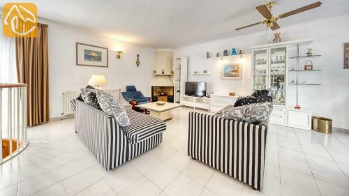Lloret de Mar Villa Sleeps 8 Pool Wifi