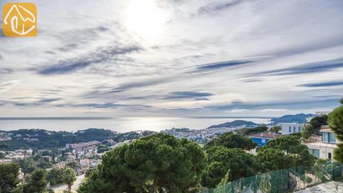 Lloret de Mar Villa Sleeps 8 Pool Wifi