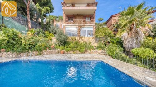 Lloret de Mar Villa Sleeps 8 Pool Wifi