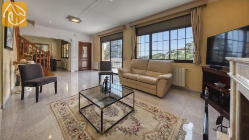 Lloret de Mar Villa Sleeps 12 Pool Wifi