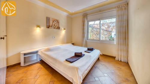Lloret de Mar Villa Sleeps 6 Pool Wifi