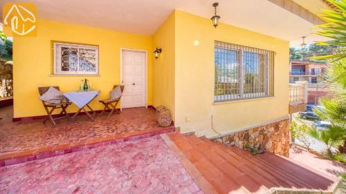 Lloret de Mar Villa Sleeps 6 Pool Wifi