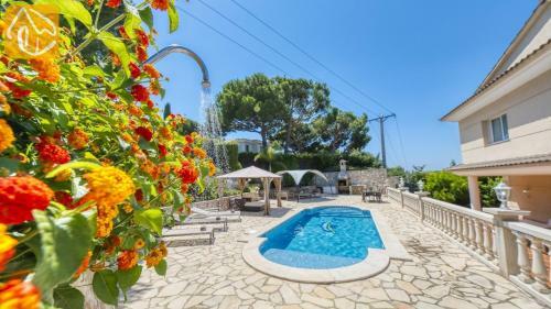 Lloret de Mar Villa Sleeps 7 Pool Wifi