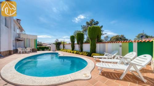 Montbarbat Villa Sleeps 8 Pool