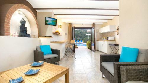 Villa- Monica