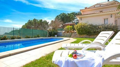 Villa In Lloret de Mar Sleeps 6 With Pool