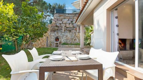 Villa In Lloret de Mar Sleeps 6 With Pool