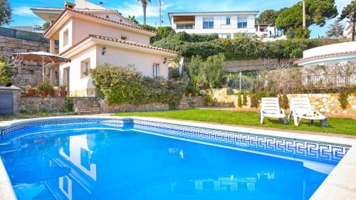 Villa In Lloret de Mar Sleeps 6 With Pool