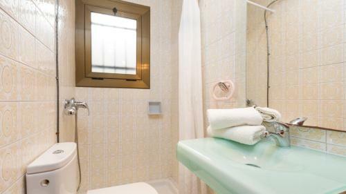 Lloret De Mar Villa Sleeps 8 With Pool