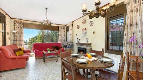 Lloret De Mar Villa Sleeps 8 With Pool