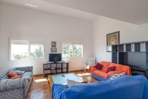 Lloret de Mar Villa Sleeps 9 Pool Wifi