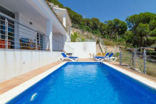 Lloret de Mar Villa Sleeps 9 Pool Wifi