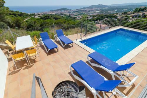 Lloret de Mar Villa Sleeps 9 Pool Wifi