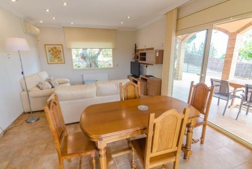 Lloret de Mar Villa Sleeps 8 Pool Air Con Wifi