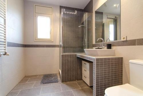 Lloret de Mar Villa Sleeps 8 Pool Air Con Wifi