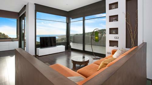 Lloret de Mar Villa Sleeps 7 Pool Wifi