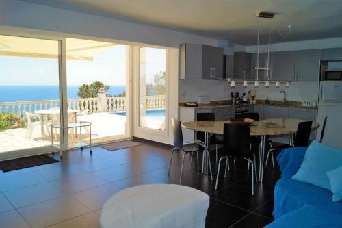 House - 3 Bedrooms With Pool And Sea Views - 07516